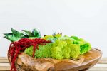 Dřevěná teaková miska s sobí, kopečkovým mechem a rostlinami