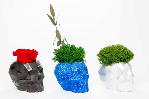 Betonová váza ve tvaru 3d lebky s růží