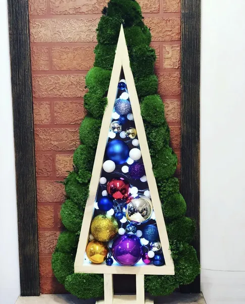 F3_result Dekorativer Weihnachtsbaum aus Holz mit Moos
