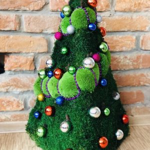 Vánoční stromek z mechu ve tvaru pyramidy s ozdobami