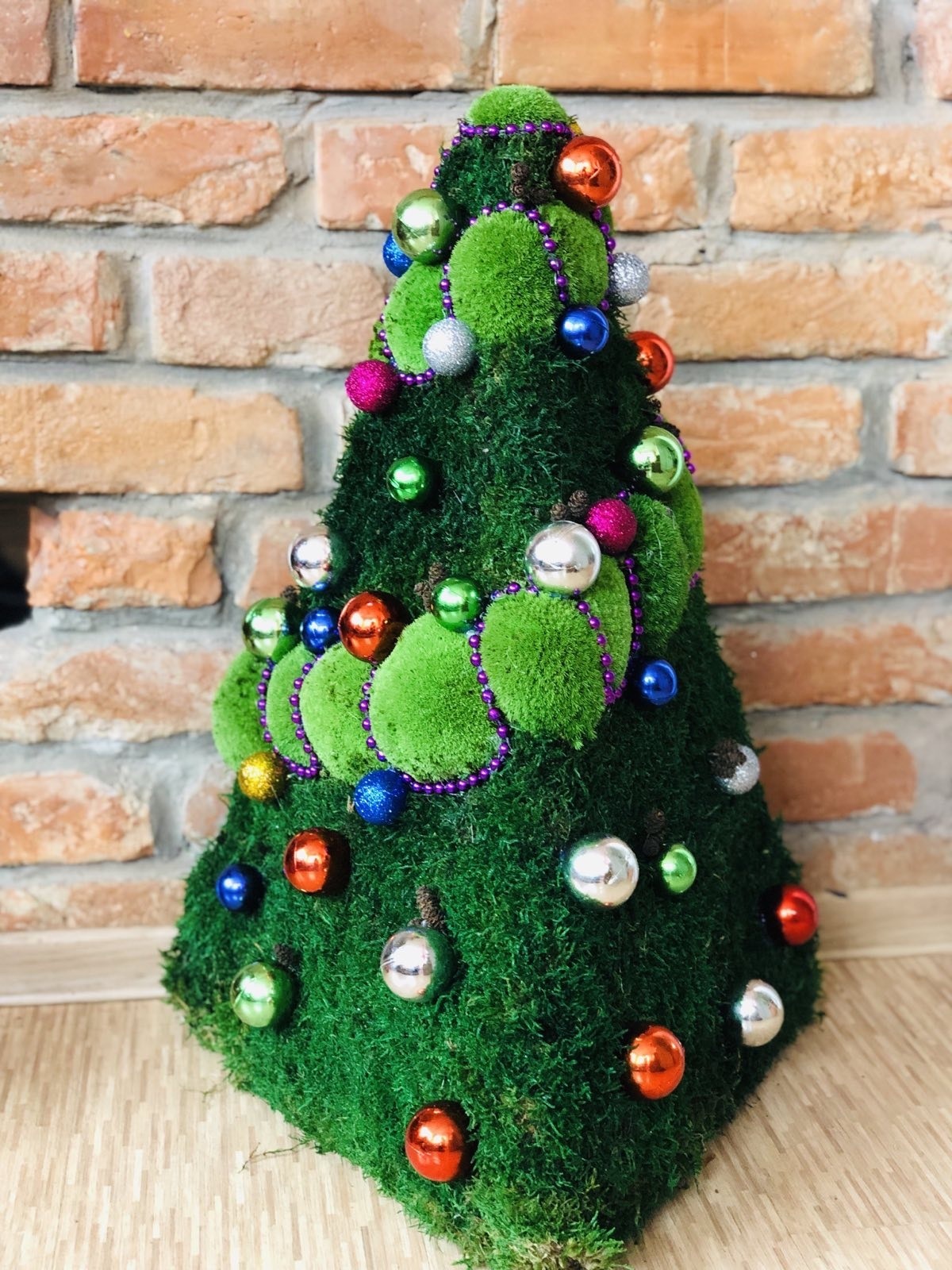 Vánoční stromek z mechu ve tvaru pyramidy s ozdobami