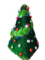 Vánoční stromek z mechu ve tvaru pyramidy s ozdobami