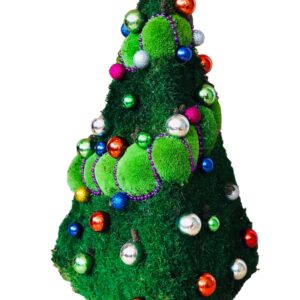 Vánoční stromek z mechu ve tvaru pyramidy s ozdobami