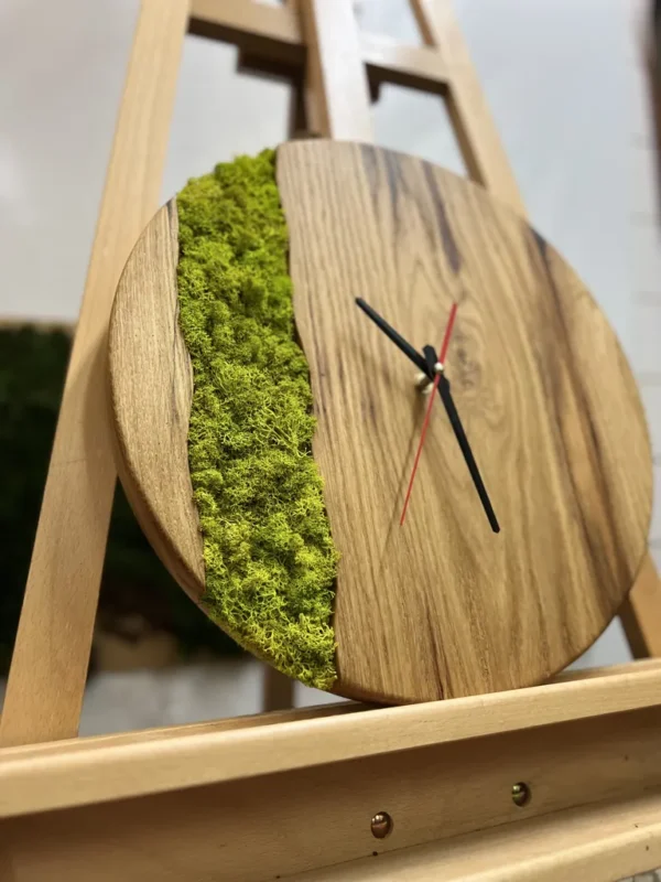 Masivní Dubové Hodiny s Lišejníkem