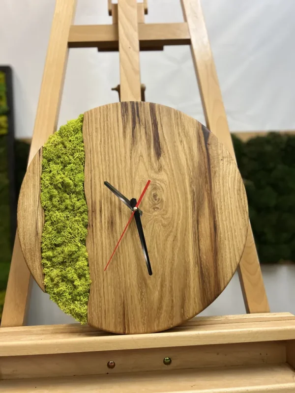 Masivní Dubové Hodiny s Lišejníkem