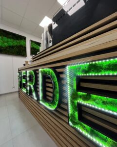 Dřevěná písmena s LED osvětlením a pravým mechem