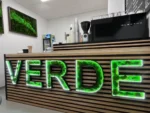 Dřevěná písmena s mechem