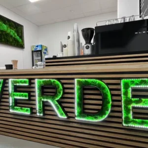Dřevěná písmena s mechem