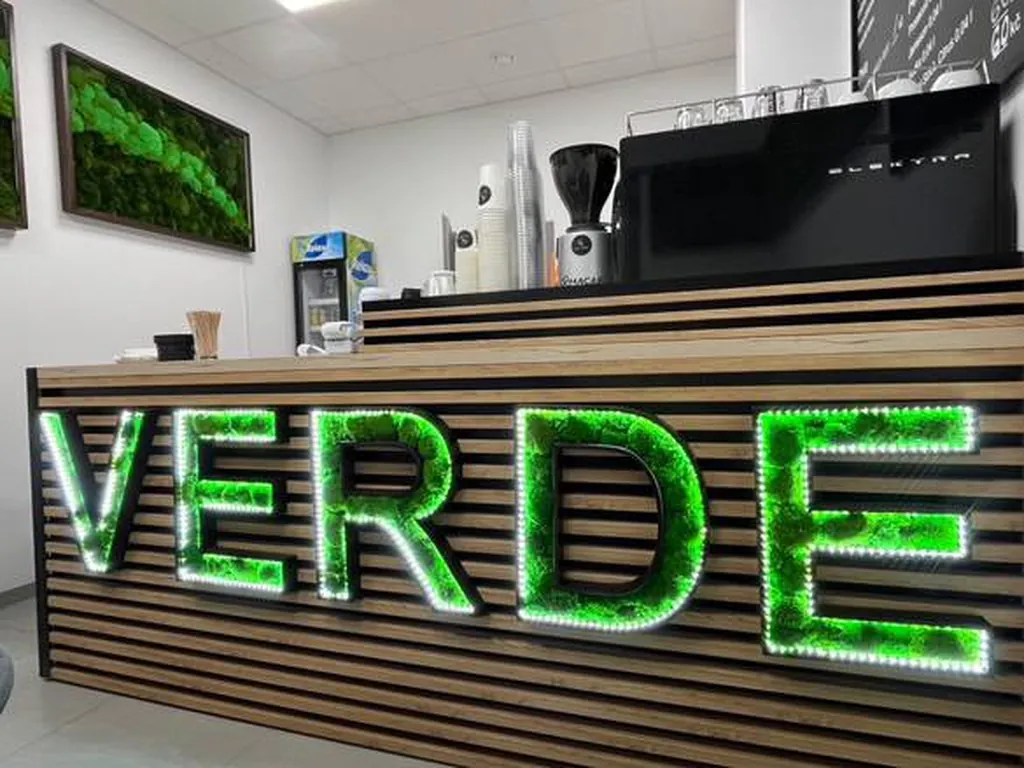 Dřevěná písmena s mechem