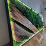 Mechový obraz s dřevěnými akcenty a rostlinami – moderní LED nástěnný obraz