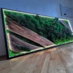 Mechový obraz s dřevěnými akcenty a rostlinami – moderní LED nástěnný obraz