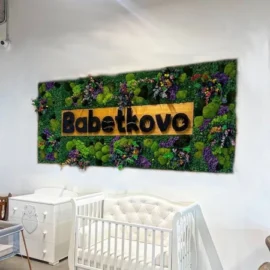 Mechová stěna s logem pro firemní design - Mech a květiny s písmeny na dřevěném podkladu