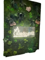 Mechová stěna s logem