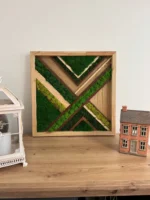 Nástěnný obraz z mechu a dřeva – geometrický diagonální vzor