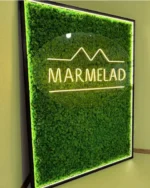 Mechová stěna s logem pro firemní design