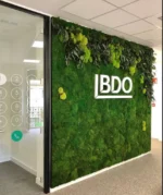 Mechová stěna s logem pro firemní design