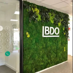 Mechová stěna s logem pro firemní design