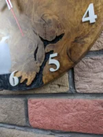 Designové nástěnné hodiny z dubu s černou epoxidovou pryskyřicí a perletí