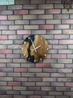 Designové nástěnné hodiny z dubu s černou epoxidovou pryskyřicí a perletí