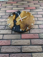 Designové nástěnné hodiny z dubu s černou epoxidovou pryskyřicí a perletí