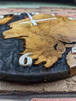 Designové nástěnné hodiny z dubu s černou epoxidovou pryskyřicí a perletí