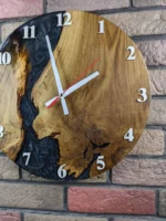 Designové nástěnné hodiny z dubu s černou epoxidovou pryskyřicí a perletí