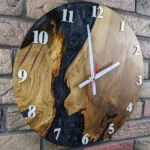 Designové nástěnné hodiny z dubu s černou epoxidovou pryskyřicí a perletí