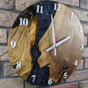 Designové nástěnné hodiny z dubu s černou epoxidovou pryskyřicí a perletí