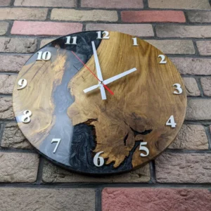 Designové nástěnné hodiny z dubu s černou epoxidovou pryskyřicí a perletí