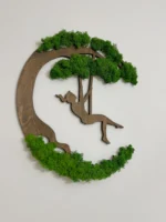 Mooskunst Silhouette: Mädchen auf Schaukel – Kunst mit Moos