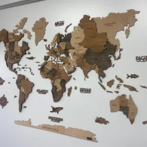 3D dřevěná mapa světa v různých přírodních tónech na bílé stěně s popisy oceánů (150-200 cm).