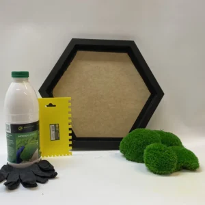 DIY sada pro mechový obraz s hexagonálním rámem, kopečkovým mechem, lepidlem, špachtlí a rukavicemi.
